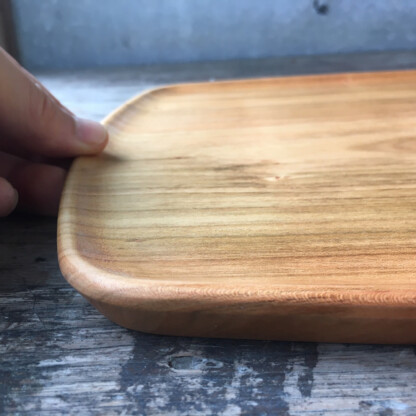 トレイ縁木製 トレイ まあるい形 裏に取手 W360D260H16mm 約450g カフェトレー 木のトレイ ウッドプレート 無垢削り出し天然木一枚板 無着色。