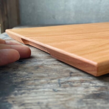 ウッドプレートまな板サイド 裏面に取手彫り込み、切ってそのまま盛り付け食皿として使えます。一枚板無垢削り出し木製カッティングボード、シンプルで使いやすいです。撥水塗装