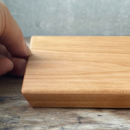 ウッドプレートサイドまな板 裏面に取手彫り込み、切ってそのまま盛り付け食皿として使えます。一枚板無垢削り出し木製カッティングボード、シンプルで使いやすいです。撥水塗装