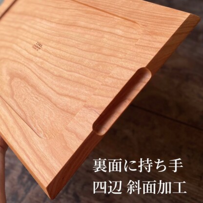 ウッドプレート裏面まな板 裏面に取手彫り込み、切ってそのまま盛り付け食皿として使えます。一枚板無垢削り出し木製カッティングボード、シンプルで使いやすいです。撥水塗装