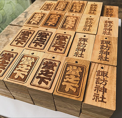 木札　量産 オーダーの様子