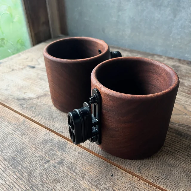ハイエース200系専用のドリンクホルダーの特注を承りました。
ウォールナット材マシンカットくり抜き。
600ml角ボトル対応　深さ75mm
お客様の指定で@hoggle_2022 さんのセパフック取付パーツを採用させていただきました。
セパフック取付面を浅く彫り込みジャストフィット、安定構造となっております。
6角皿ボルト、ナイロンナット黒によりさりげなく、確実に組み付けてあります。
誠にありがとうございます。
#zukoushitu
#木のカー用品 
#ドリンクホルダー
#木工オーダー 
#sepahook 
#ハイエース
#ハイエースパーツ 
#ハイエースカスタム 
#木工雑貨
#木の器
#木工
##woodworking