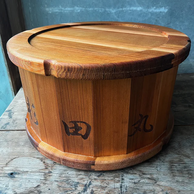 海上で手が滑らないように敢えてザラつきを残して仕上げてあります。#zukoushitu #木工 #木箱 #樽 #桶 #woodworking #漁師 #釣具 #fishingtools