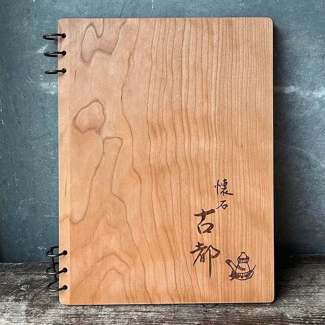 A4チェリー天然無垢木のメニュー
千葉市おゆみ野の懐石 古都  @oyuminokoto さまより5冊ご注文いただきました。以前メニューをご注文くださった千葉自家焙煎珈琲店 @jacudori さまでメニューを見てくださったのがきっかけで、直接工房までサンプル見に来てくださりました。
誠にありがとうございます。
室長
#zukoushitu
#木製雑貨
#木工雑貨
#木のメニュー
#メニューブック
#メニューブックデザイン
#メニュー
#メニューデザイン
#木製メニュー
#menu
#木工
#woodworking
#木製
#木の