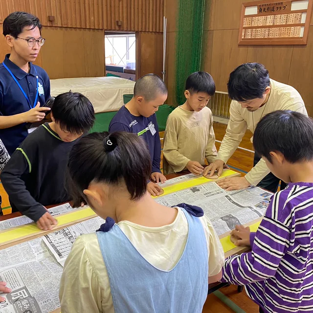3年目のコースターを磨こう木工教室を君津の小学校で開催しました。81人の生徒さんが5月に伐採したマテバシイをスライスして1ヶ月水に漬け、3ヶ月自然乾燥させてコースターに加工しました。みなさんとても熱心で楽しく磨いていてとても嬉しかったです。一年で一日だけ先生と呼ばれる日でした👨🏫ありがとうございました。
(動画は3年前のものです)
室長
#マテバシイ
#ワークショップ
#地産地消
#木工教室
#zukoushitu
#木工
#woodworking