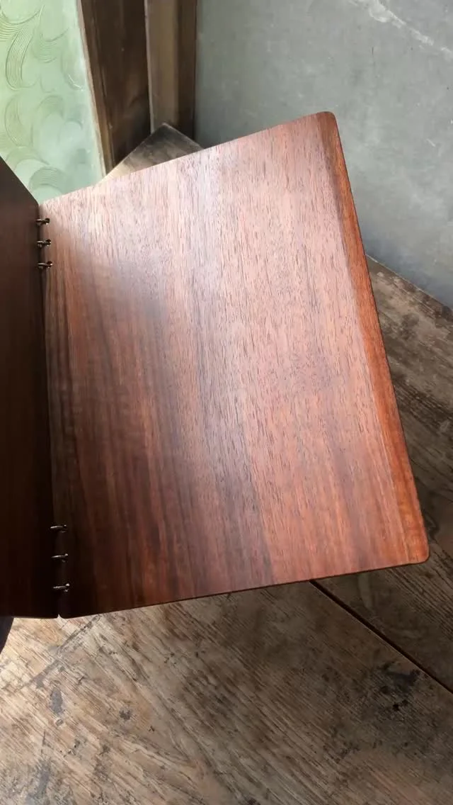 開きやすく 美しく 末端傾斜加工した木製メニューブック
光の当たり具合で表情が変わる天然木ウォールナット(無着色撥水塗装)
大阪グルテンフリーカフェ @chocolatta2013 さま
リピートでのご注文誠にありがとうございます。
#メニューブック
#menubook
#メニューデザイン
#menudesign
#木工
#木製
#woodworking
#zukoushitu