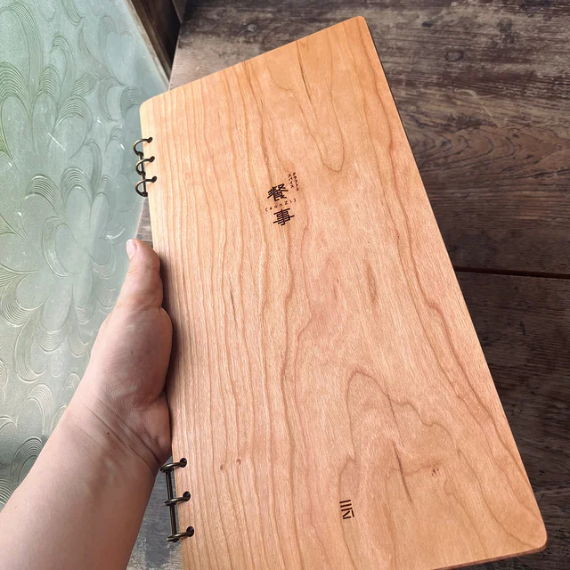 規格外350x180用紙に対応した長尺の木製メニューブックを10冊ご注文いただきました。アメリカンチェリー材。
東京神楽坂クラフトビール•日本酒とスパイス料理を堪能できるビアバー @sanzibar.official 様より
誠にありがとうございます。
ロゴもとても洗練されており、そのさりげなく中央上と下にキラリと光る刻印した感じに感動しました。
カレーもビールも大好きなのでぜひ行ってみたいです♪
#メニューブック
#menubook
#木製
#木工
#zukoushitu