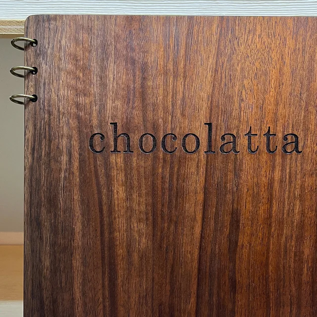 ウォールナットA4ポケット式 木製メニュー。極上の柾目板が残っておりスライスしました。
（通常は板目、濃淡や木目の指定はできません）
大阪グルテンフリーカフェ @chocolatta2013 さまよりリピートでのご注文、誠にありがとうございます。
#メニューブック
#menubook 
#メニューデザイン 
#menu 
#メニュー
#木製
#木工
#zukoushitu