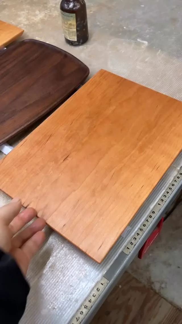 木製トレイ1枚板くり抜き裏に持ち手
おかげさまで累計販売60枚
撥水塗装乾燥中
#zukoushitu
#木製
#木製トレイ
#木のトレイ
#カフェトレイ 
#木工
#woodworking