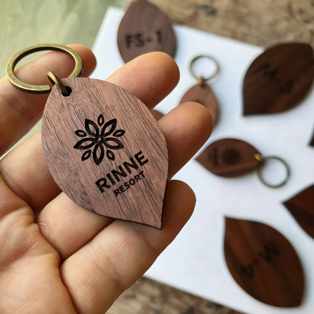 茨城県植物園 @rinne_botanicalresort  RINNE さま本日グランドオープン誠におめでとうございます。
リーフの形を模したキーホルダーとロッカーサインプレートを製作させていただきました。ウォールナット材。
誠にありがとうございます。
#キーホルダー
#サインデザイン
#サインプレート
#ルームサイン
#ルームキー
#木製
#zukoushitu