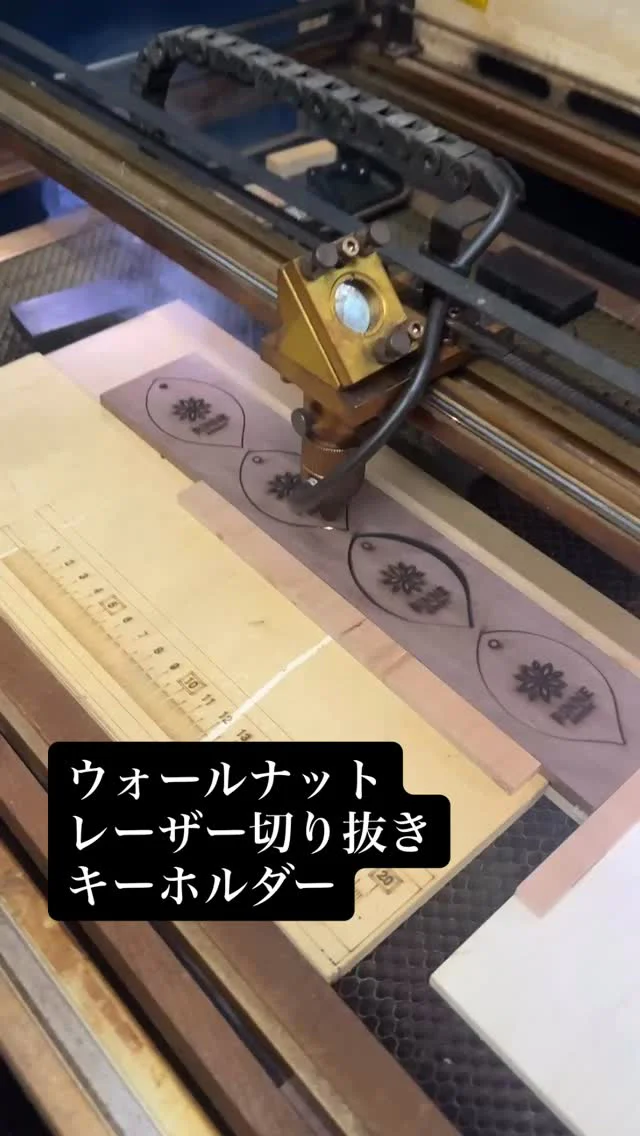 茨城県植物園 @rinne_botanicalresort  RINNE さまより
リーフの形を模したキーホルダーとロッカーサインプレートを製作させていただきました。ウォールナット材。
誠にありがとうございます。
#キーホルダー
#サインデザイン
#サインプレート
#ルームサイン
#ルームキー
#レーザー刻印
#木製
#zukoushitu