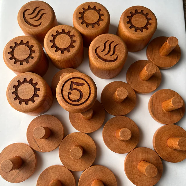 「ロストテクノロジーのラムネ瓶の木製玉押しを再現復刻してほしい」。飲料瓶コレクターの @wonderfruit3238 さまより春にご依頼をいただきました。
サイズを変更調整しチェリー材にて量産しました。撥水塗装。
老舗ラムネブランド企業様が木製玉押しを復刻させたいそうです！楽しみです！
飲み口まで一体ガラスになっている私が小学生の頃の昭和のラムネ瓶。口当たりが優しくて確かに良いものです（日本耐酸硝子NT製らしいです）ちょうど押入れの奥に4本ありました。少年の私の収集癖がここで活かされるとは嬉しいです♪
誠にありがとうございます。
室長
#ラムネ
#ラムネ瓶
#zukoushitu
#木製
#復刻