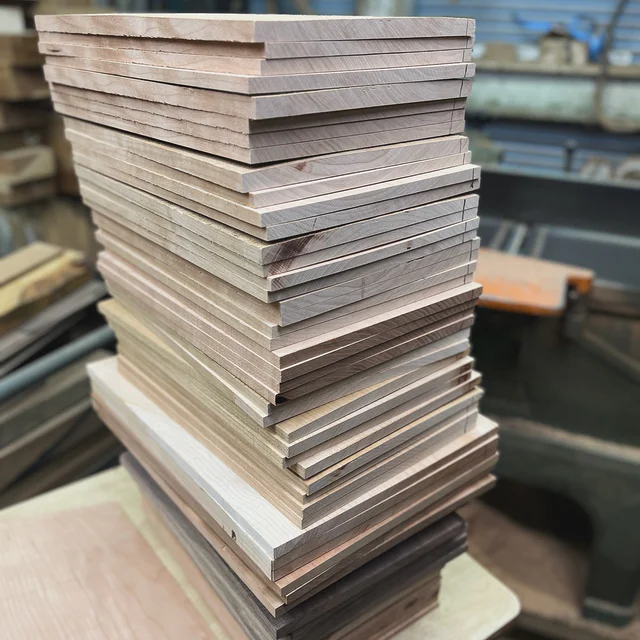 B5サイズ40mm厚から8.5mmを4枚スライス
チェリーとウォールナット材
木製メニューブック60冊のご注文誠にありがとうございます。一枚一枚表情が異なるのが無垢材の証です。
#zukoushitu
#木工
#woodworking
#木製メニュー
#メニューデザイン