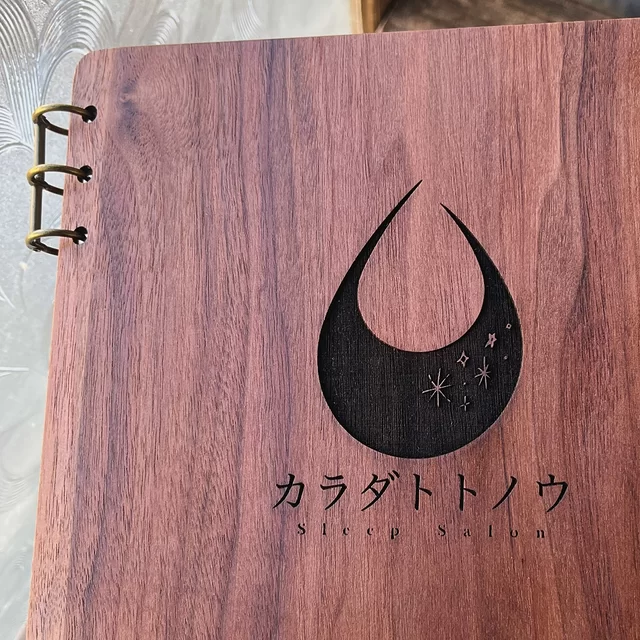B5ウォールナット木製メニューブック。2枚目は夕方の光で神々しくなりました。天然木は光の当たり具合で雰囲気も変わります。Sleep Salon カラダトトノウさまより。ありがとうございます。
#木製
#メニューブック
#木工
#zukoushitu
#woodworking
