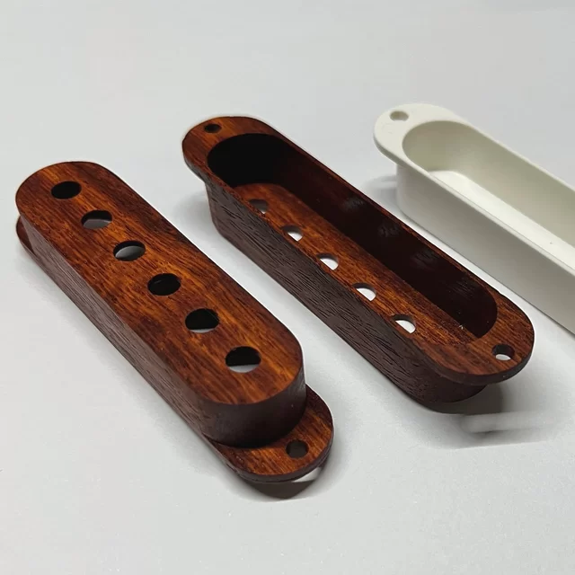 エレキギターの木製ピックアップカバー、カリン材厚み1mm完成しました。
楽器メーカーさまからは断られてしまったそうで弊社にご依頼をいただきました。加工が薄くて難しいとなると、お役に立てそうで俄然燃えます！
導電塗装などノイズ対策アース対策は必要だと思いますが、楽器の知識が乏しくお客様の方で工夫されるとの事です。
貴重な製作ご機会をいただきました。
ありがとうございます。
室長
#zukoushitu
#木製
#エレキギター 
#woodworking